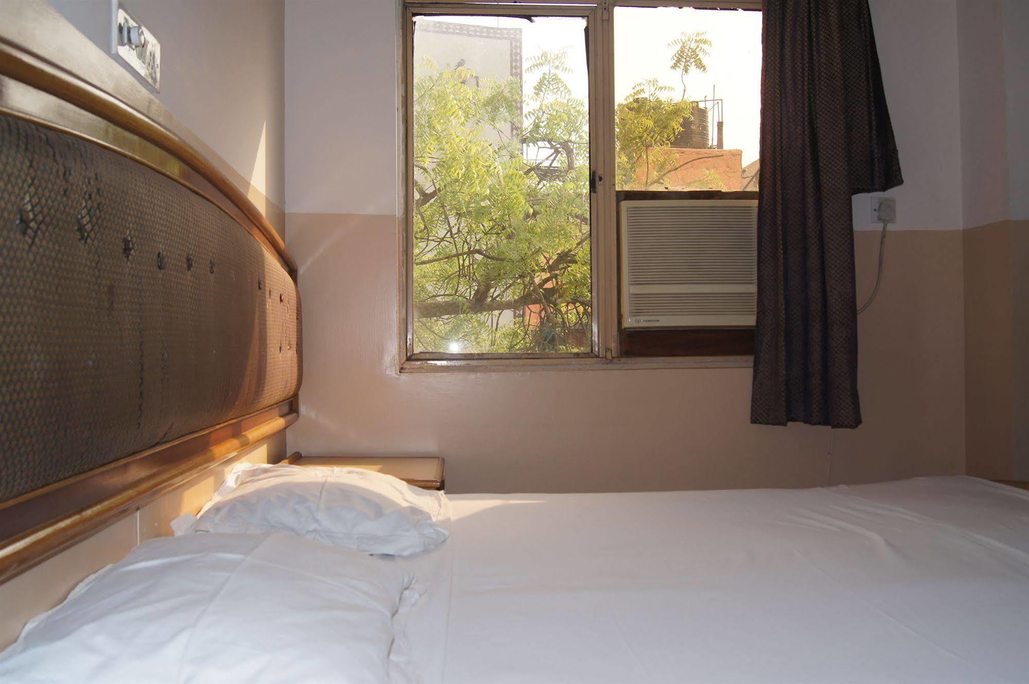 Hotel Westend Holiday Home 5 Mint From Nizamuddin Railway Station นิวเดลี ภายนอก รูปภาพ
